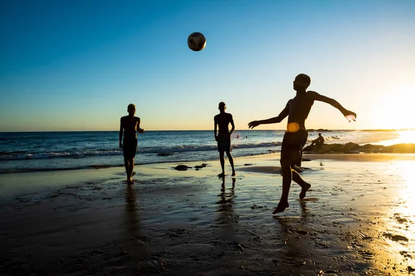 Salvador Bahia Brazil January 2020 Νέοι Που Παίζουν Ποδόσφαιρο Άμμο — Φωτογραφία Αρχείου