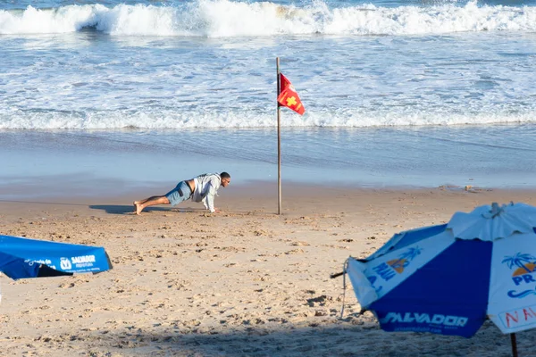 브라질 살바도르 2021 코로나 바이러스로 스트레스를 제거하기 해변에 사람들 — 스톡 사진