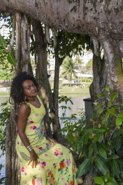 Sarı elbise giyen güzel bir manken. Arka planda, doğa. Salvador, Bahia, Brezilya.