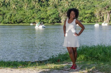 Beyaz elbise giyen güzel bir manken. Arka planda, doğa. Salvador, Bahia, Brezilya.