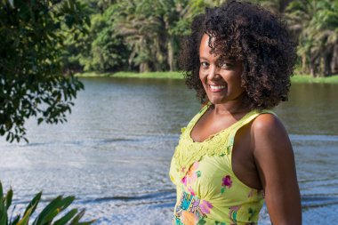 Sarı elbise giyen güzel bir manken. Arka planda, doğa. Salvador, Bahia, Brezilya.