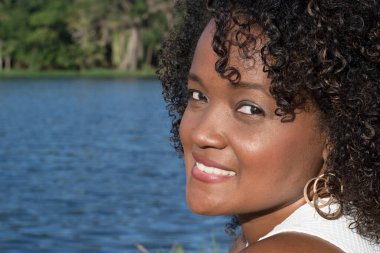 Beyaz elbise giyen güzel bir manken. Arka planda, doğa. Salvador, Bahia, Brezilya.