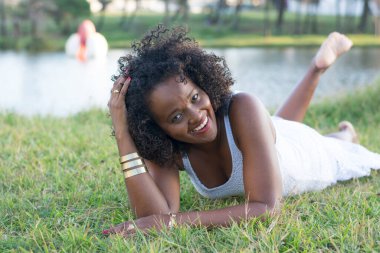 Beyaz elbise giyen güzel bir manken. Arka planda, doğa. Salvador, Bahia, Brezilya.