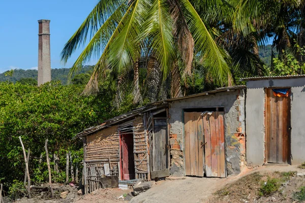 ブラジル バイーア州カチョエイラ2014年11月29日 ブラジル バイーア州に位置するパラグアック川のほとりにある粘土とセメントで作られた家屋 — ストック写真