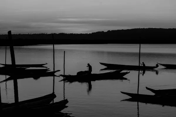 ブラジル バイーア州カチョエイラ2014年11月29日 ブラジルのバイーア州に位置する壮大なパラグアイ川の彼のボートの漁師の日没時のシルエット — ストック写真