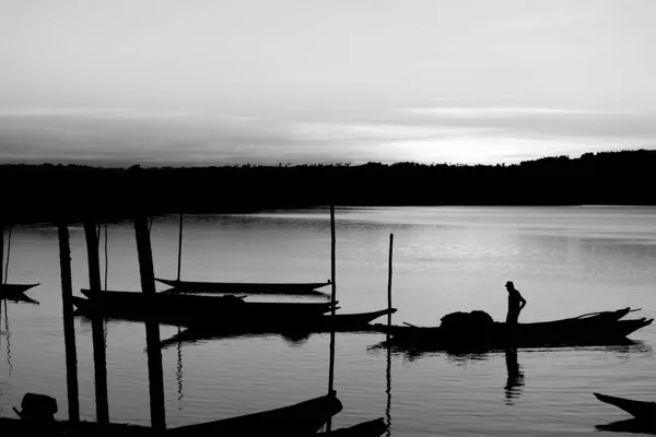 ブラジル バイーア州カチョエイラ2014年11月29日 ブラジルのバイーア州に位置する壮大なパラグアイ川の彼のボートの漁師の日没時のシルエット — ストック写真
