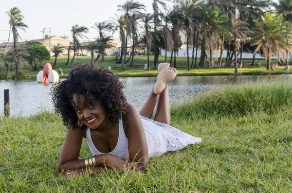 Modelo Bonito Vestindo Vestido Branco Fundo Natureza Salvador Bahia Brasil — Fotografia de Stock