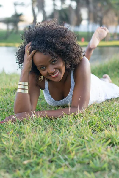 Modelo Bonito Vestindo Vestido Branco Fundo Natureza Salvador Bahia Brasil — Fotografia de Stock