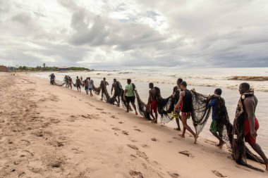 Salvador, Bahia, Brezilya - 11 Ocak 2019: Balıkçılar büyük ağı koloniye götürüyor.    
