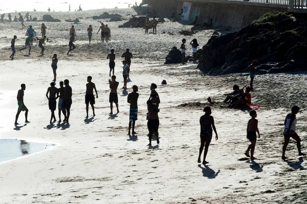 Molti Giovani Silhouette Sulla Spiaggia Giocano Divertendosi Facendo Bagno Nel — Foto Stock