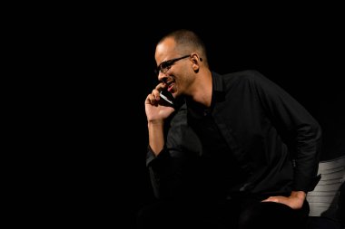 Sahnedeki aktör dramatik bir karakteri temsil ediyor. Brezilya 'nın Salvador kentindeki bir tiyatroda sahne.