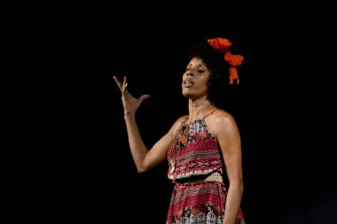 Sahnedeki aktris dramatik bir karakteri temsil ediyor. Ayakta duruyor. Brezilya 'nın Salvador kentindeki bir tiyatroda sahne.