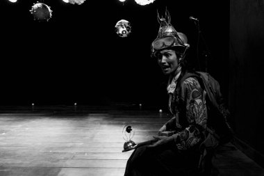 Tiyatro sahnesinde bir karakteri temsil eden aktris. Vücuduyla çeşitli jestler ve ifadeler yapıyor. Sesi Tiyatrosu, Salvador, Bahia, Brezilya.