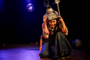 Tiyatro sahnesinde bir karakteri temsil eden aktris. Vücuduyla çeşitli jestler ve ifadeler yapıyor. Sesi Tiyatrosu, Salvador, Bahia, Brezilya.