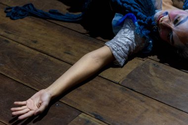 Aktör ve aktris, bir tiyatroda sahneye çıkıp karakterlerini canlandırmak için ses tellerini esnetip ısıtıyorlar. Teatro Sesi, Salvador, Bahia, Brezilya.