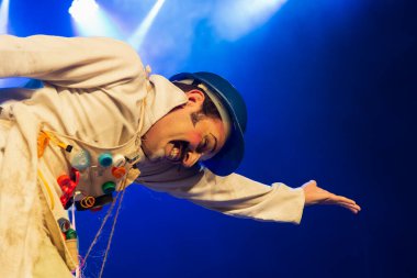 Tiyatro sahnesinde bir karakteri temsil eden aktör. Vücuduyla çeşitli jestler ve ifadeler yapıyor. Sesi Tiyatrosu, Salvador, Bahia, Brezilya.