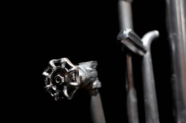 Siyah arka planda bir tiyatro gösterisinin hazır sahnesine ait nesneler. Sesi Tiyatrosu, Salvador, Bahia, Brezilya.