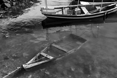 Salvador, Bahia, Brezilya - 29 Haziran 2019: Tekneler güneşli bir günde Salvador 'daki Sao Joaquim fuarının güvertesine yanaştı.
