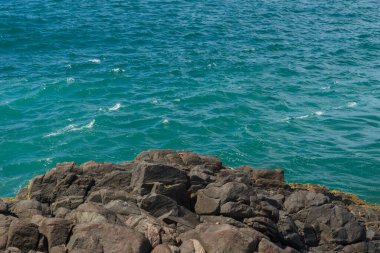 Farol da Barra sahilinde kayalar, deniz, gökyüzü ve bulutlar. Salvador Bahia Brezilya.