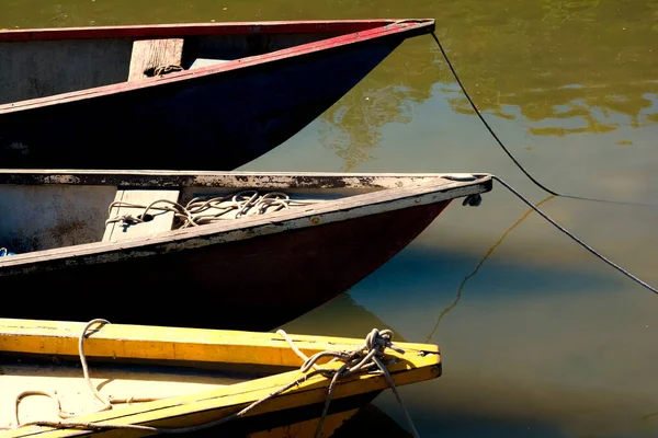Κανό Και Πολύχρωμα Σκάφη Αγκυροβολημένα Στον Ποταμό Παραγουάκου Στη Saubara — Φωτογραφία Αρχείου