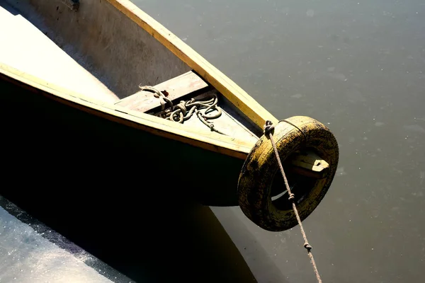 在巴西巴伊亚州索巴拉的巴拉圭河上停靠的独木舟和五彩斑斓的小船 — 图库照片