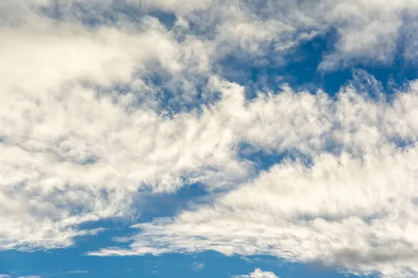 Λευκά Σύννεφα Στον Γαλάζιο Ουρανό Μια Ηλιόλουστη Μέρα Σαλβαδόρ Bahia — Φωτογραφία Αρχείου