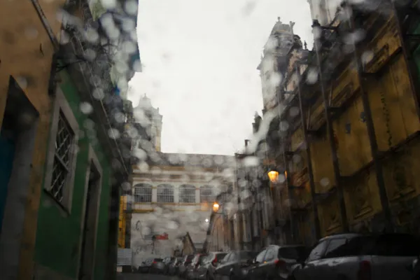 Mokre Szk Auto Wewn Trz Widok Ulicy Budynkami Domami Salvador — Zdjęcie stockowe