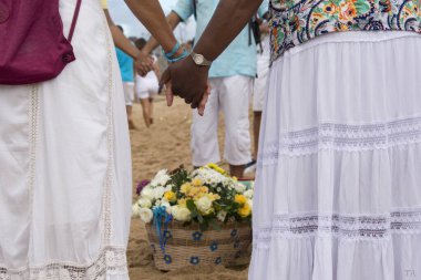 Salvador, Bahia, Brezilya - 02 Şubat 2016: Salvador 'da Yemanja onuruna düzenlenen bir partiye katılan Kandomlu Din üyesi. 