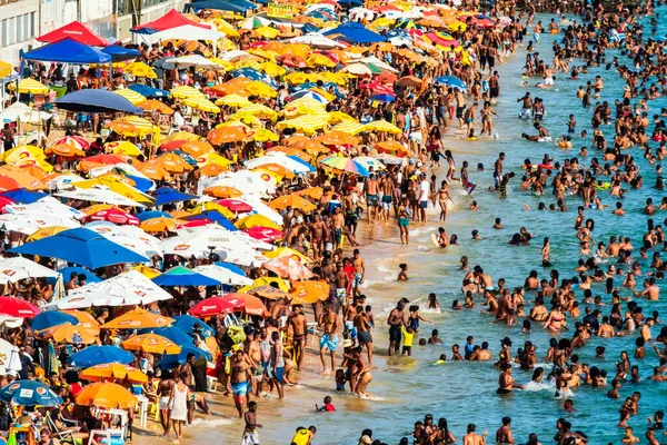 Tusentals Människor Stranden Boa Viagem Salvador Den Brasilianska Delstaten Bahia — Stockfoto