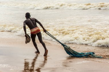 Salvador, Bahia, Brezilya - 11 Ocak 2019: Balıkçılar büyük ağı koloniye götürüyor.    