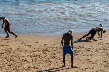 Salvador, Bahia, Brezilya - 08 Ocak 2020: Öğleden sonra güneşinde Ondina sahilinde kum futbolu oynayan gençler. Salvador Bahia Brezilya.