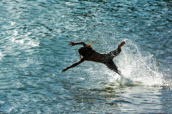 Человек Входит Прыгает Море Пляжа Ондины Скоростью Мастерством Баия Сальвадор — стоковое фото