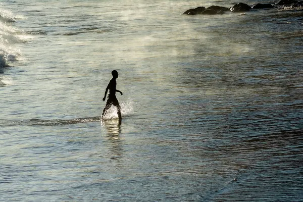 Uomo Esce Lentamente Dal Mare Dalla Spiaggia Ondina Dopo Bagno — Foto Stock