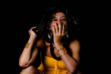 Stüdyoda siyah arka planda Afro-Brezilyalı model portresi. Farkındalık, olgunluk ve kadınlık kavramı. Salvador Bahia Brezilya.