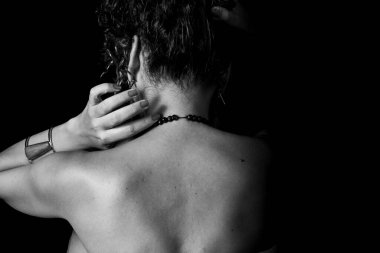 Stüdyoda siyah arka planda Afro-Brezilyalı model portresi. Farkındalık, olgunluk ve kadınlık kavramı. Salvador Bahia Brezilya.