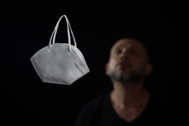 Koronavirüs kirlenmesinden koruyan yüz koruma maskesi. Karantina ve covid-19 ölümlerinden kaynaklanan anksiyete. Salvador Bahia Brezilya.