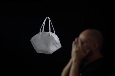 Koronavirüs kirlenmesinden koruyan yüz koruma maskesi. Karantina ve covid-19 ölümlerinden kaynaklanan anksiyete. Salvador Bahia Brezilya.