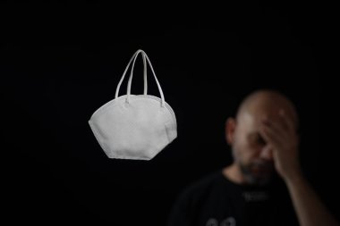 Koronavirüs kirlenmesinden koruyan yüz koruma maskesi. Karantina ve covid-19 ölümlerinden kaynaklanan anksiyete. Salvador Bahia Brezilya.