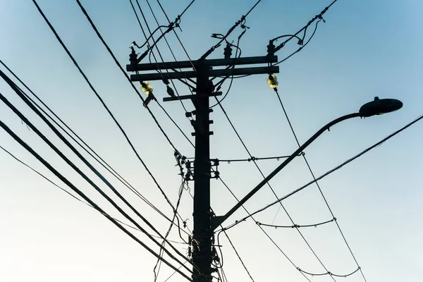 大都市街道上一根电线杆上的电线和电话线 萨尔瓦多 巴西巴伊亚州 — 图库照片