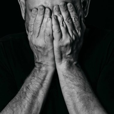 Yüzü koyu arka planda olan biri. Salvador, Bahia, Brezilya.