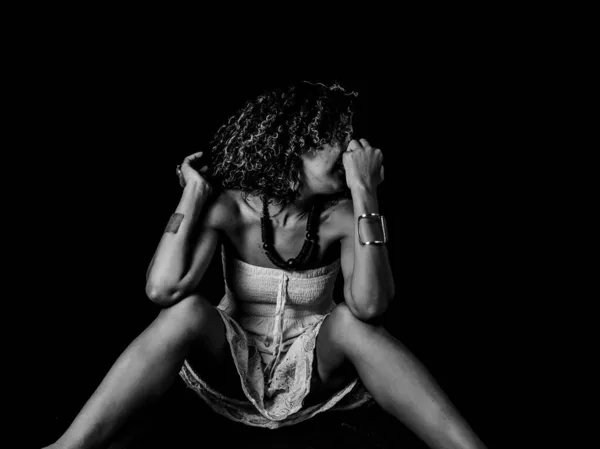Stüdyoda Siyah Arka Planda Afro Brezilyalı Model Portresi Farkındalık Olgunluk — Stok fotoğraf