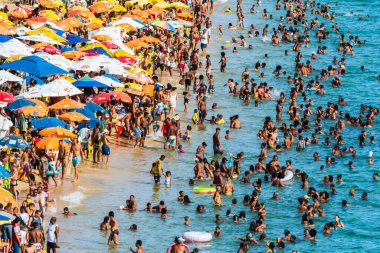 Salvador, Bahia, Brezilya - 06 Ocak 2019: Brezilya 'nın Bahia eyaletindeki Boa Viagem plajında binlerce insan.