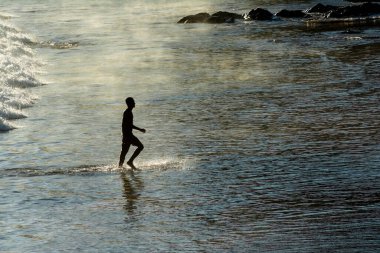 Banyo yaptıktan sonra adam yavaşça Ondina sahilinden geliyor. Salvador Bahia Brezilya.