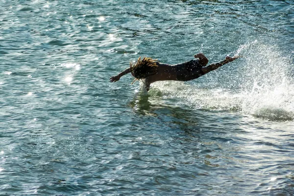 Hombre Entrando Saltando Mar Desde Playa Ondina Con Rapidez Habilidad —  Fotos de Stock
