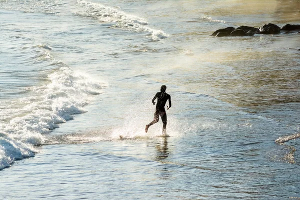 Mann Steigt Nach Dem Baden Langsam Aus Dem Meer Vom — Stockfoto