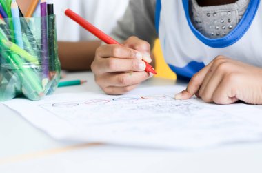 Elleri renkli kalemlerle kağıda çizilmiş. Salvador, Bahia, Brezilya