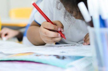 Elleri renkli kalemlerle kağıda çizilmiş. Salvador, Bahia, Brezilya