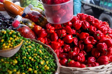 Meşhur ve görkemli Sao Joaquim fuarında kırmızı ve yeşil biber satılıyor. Salvador, Bahia, Brazi