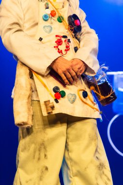 Tiyatro sahnesinde bir karakteri temsil eden aktör. Vücuduyla çeşitli jestler ve ifadeler yapıyor. Sesi Tiyatrosu, Salvador, Bahia, Brezilya.