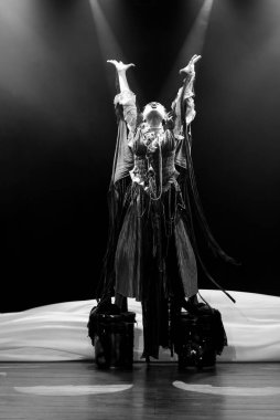 Tiyatro sahnesinde bir karakteri temsil eden aktris. Vücuduyla çeşitli jestler ve ifadeler yapıyor. Sesi Tiyatrosu, Salvador, Bahia, Brezilya.